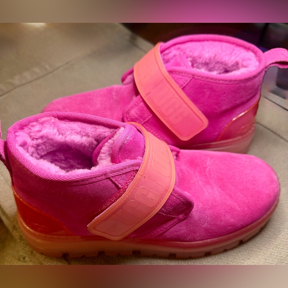 UGG Neumel Women’s Suede Chukka Boots Barbie Pink Core, Size 9 Like New